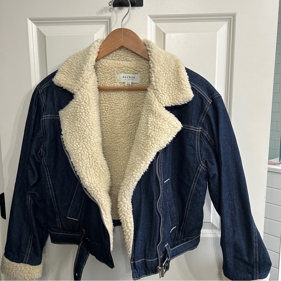 PacSun Jackets & Blazers - EUC Like New PacSun XS/S denim jacket with Sherpa lining and collar. Dark rinse.